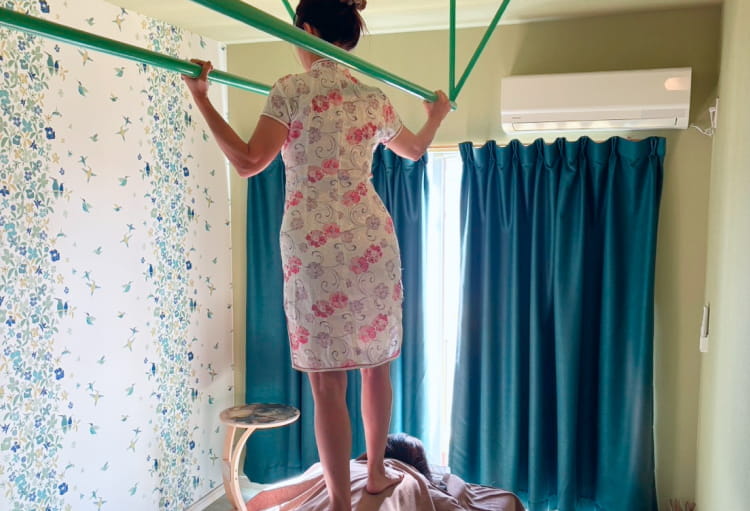 ご希望のお客様には中国式足踏みによる「もみほぐし」も可能です。お気軽にお申し付けください。